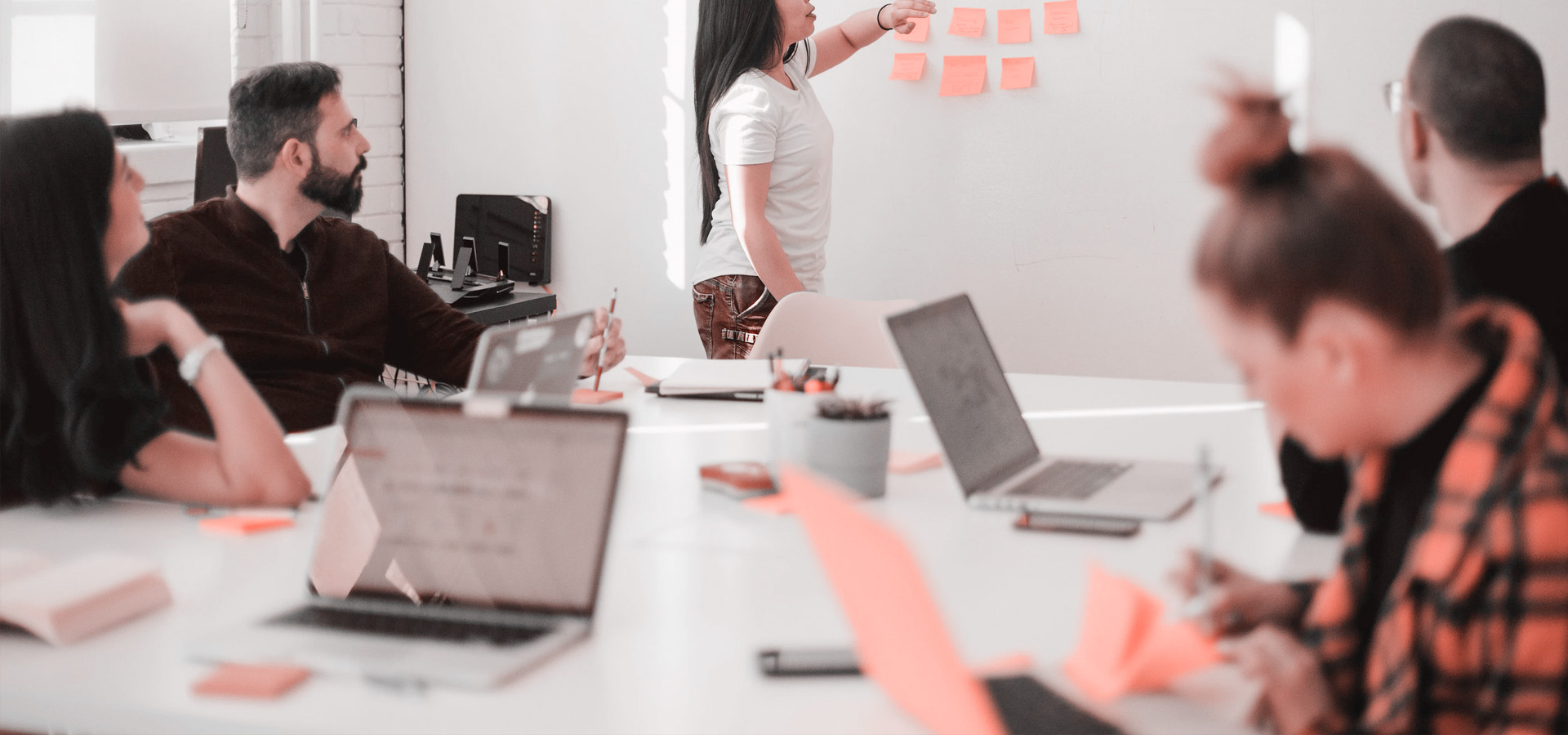 Team bei der Entwicklung einer Content-Strategie für KI-gestützte Suchsysteme in moderner Arbeitsumgebung